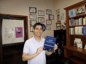 El Lic. Ramsés Rodríguez con el libro de Deep Nutrition.